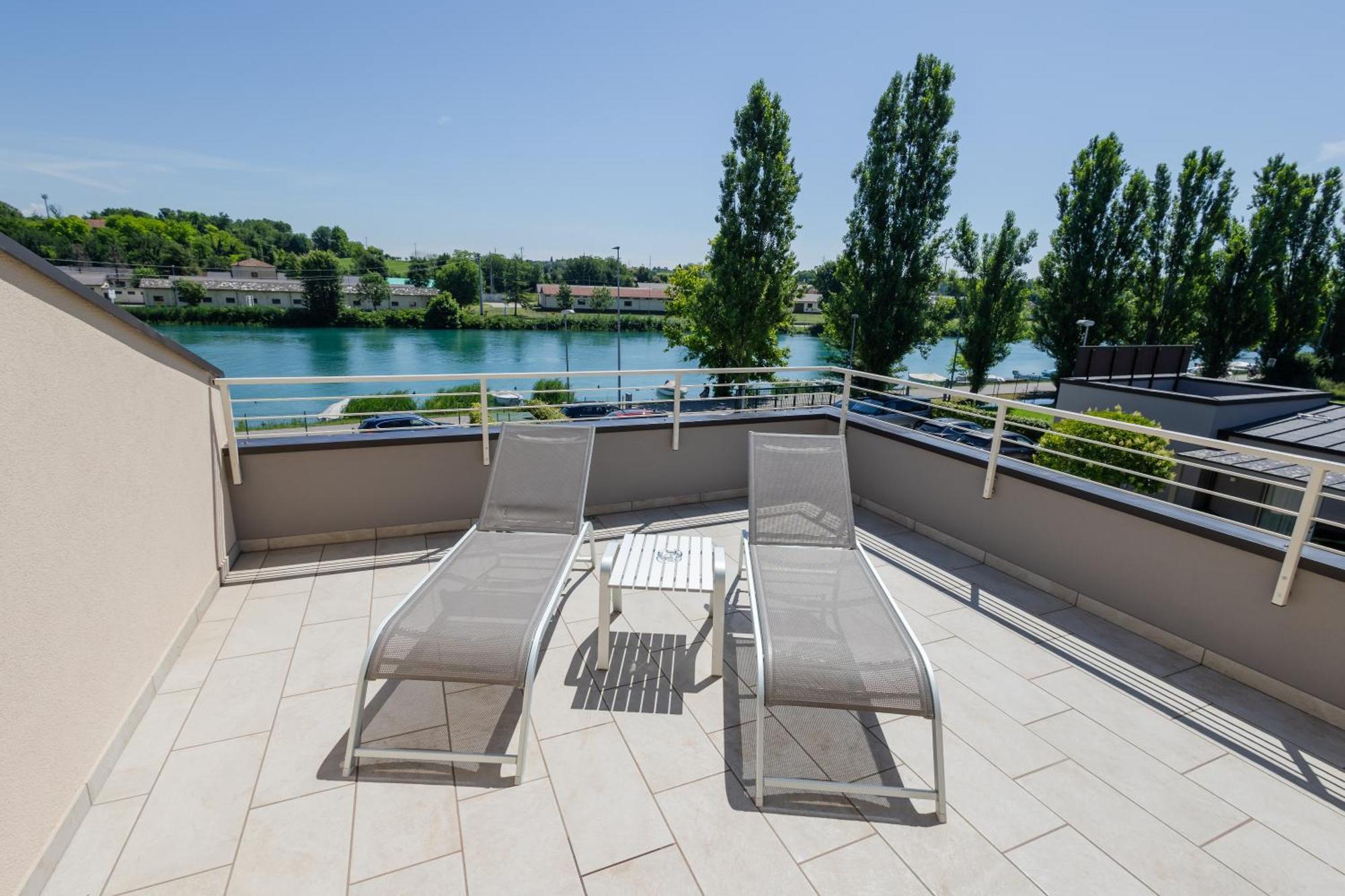 Aurora Aparthotel Peschiera del Garda Exteriör bild